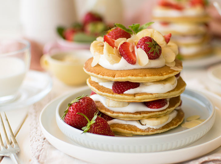 Pancake con fragole a colazione